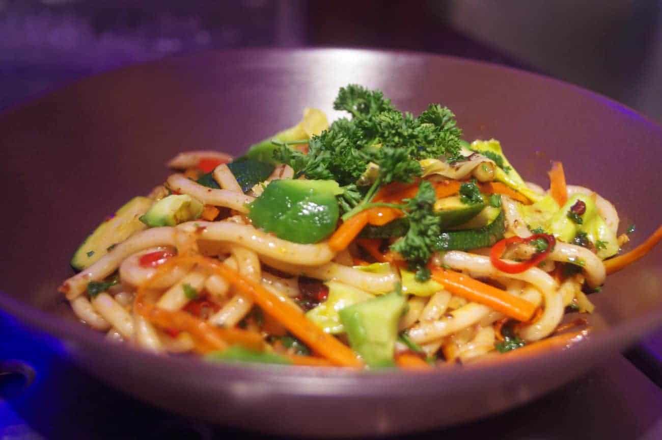 Gebratene Asia Nudeln mit Gemüse – vegetarisches Rezept