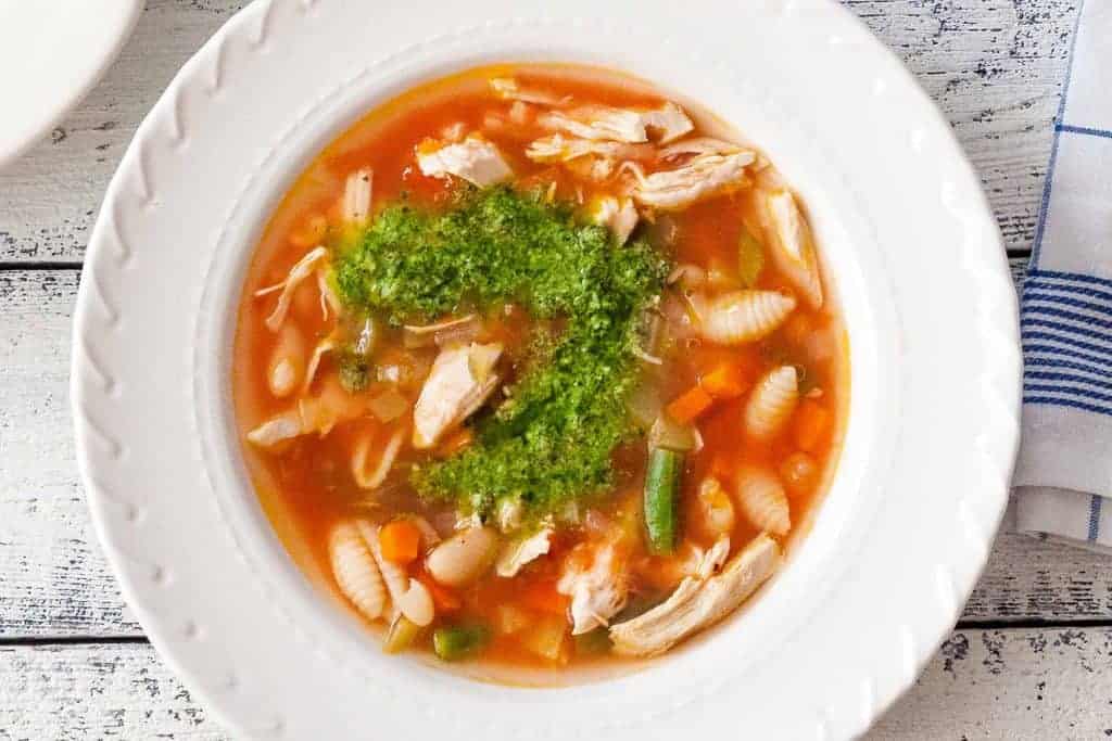 Minestrone Suppe mit Hühnchen und Basilikum Pesto 🍝 - Die Rezepte
