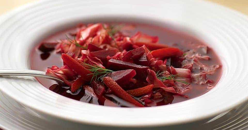 Rote Beete Suppe (Borshch) mit Kümmelknödel 🍝 - Die Rezepte