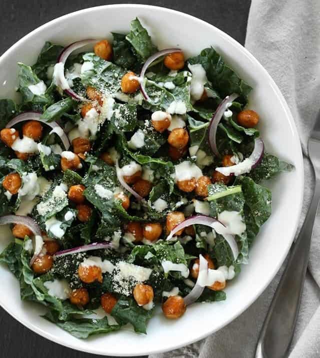 Kichererbsen Salat mit Grünkohl und Buttermilch Dressing