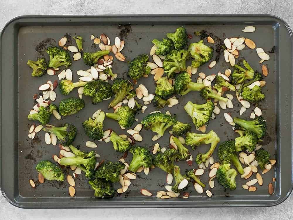 Brokkolisalat Rezept mit Mandeln und Sesamdressing 🍝 - Die Rezepte