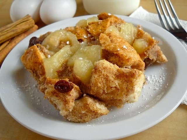 Apfel Pudding Kuchen mit Zimt und Brot