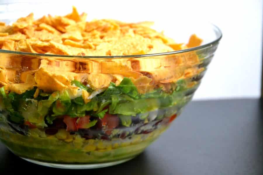 Mexikanischer Schichtsalat für Vegetarier – einfaches Rezept