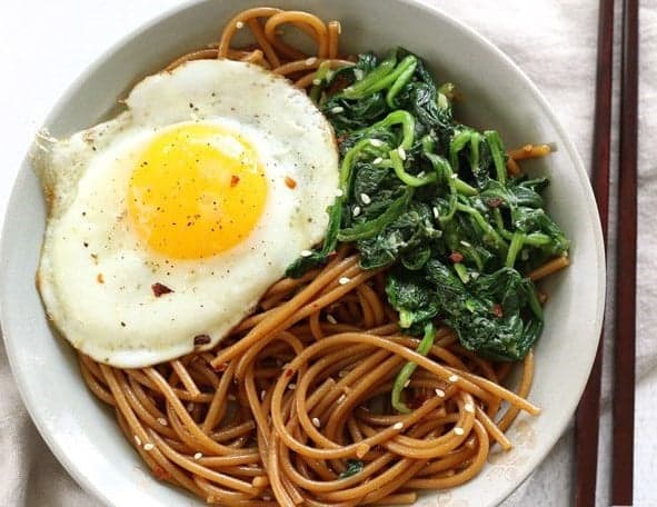 Gebratene Nudeln Mit Ei Sesam Und Spinat Die Rezepte