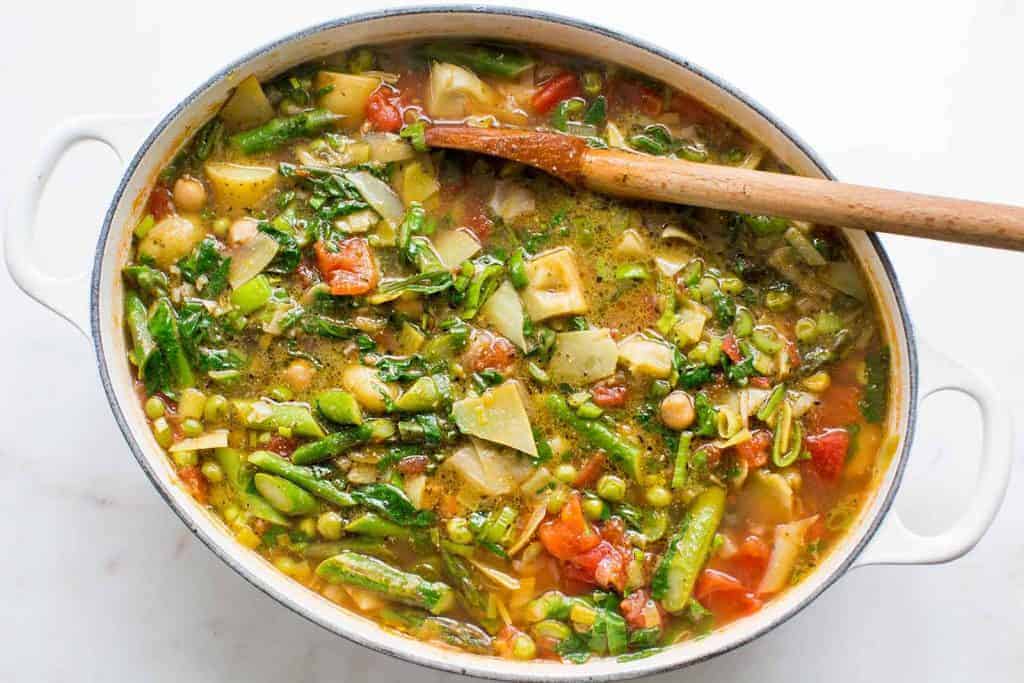 Minestrone Suppe – Frühlingsversion mit viel Gemüse