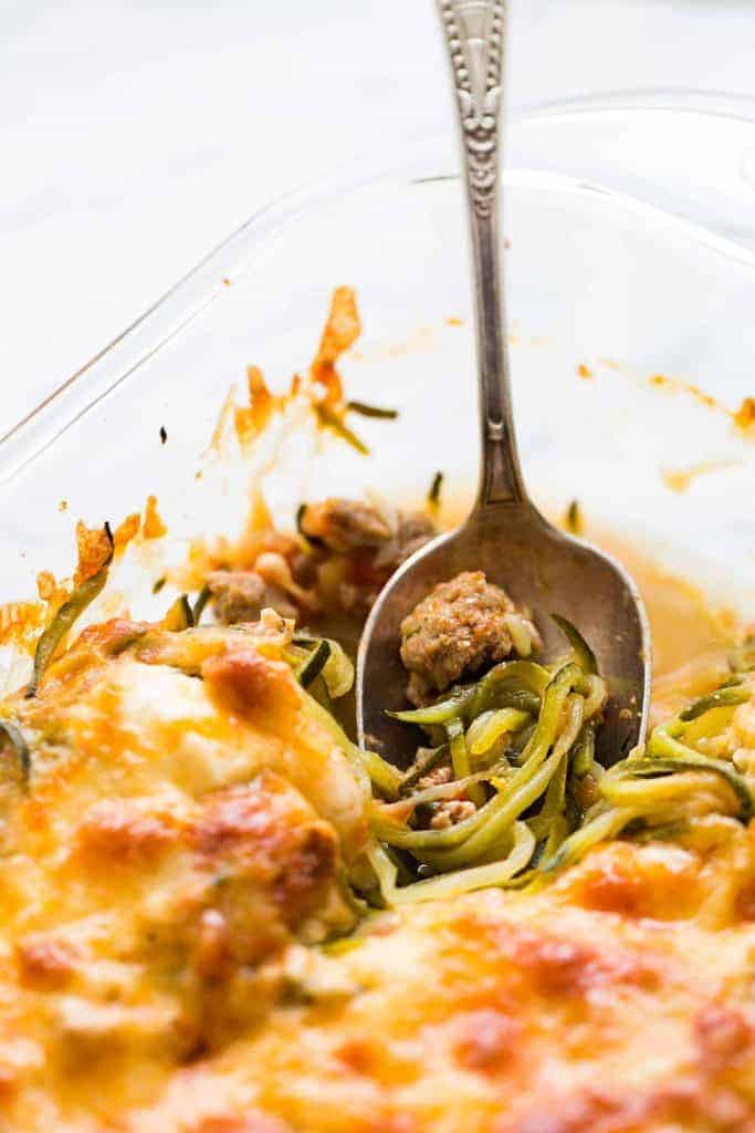 Zucchini Spaghetti mit italienischer Wurst und Käse 🍝 - Die Rezepte