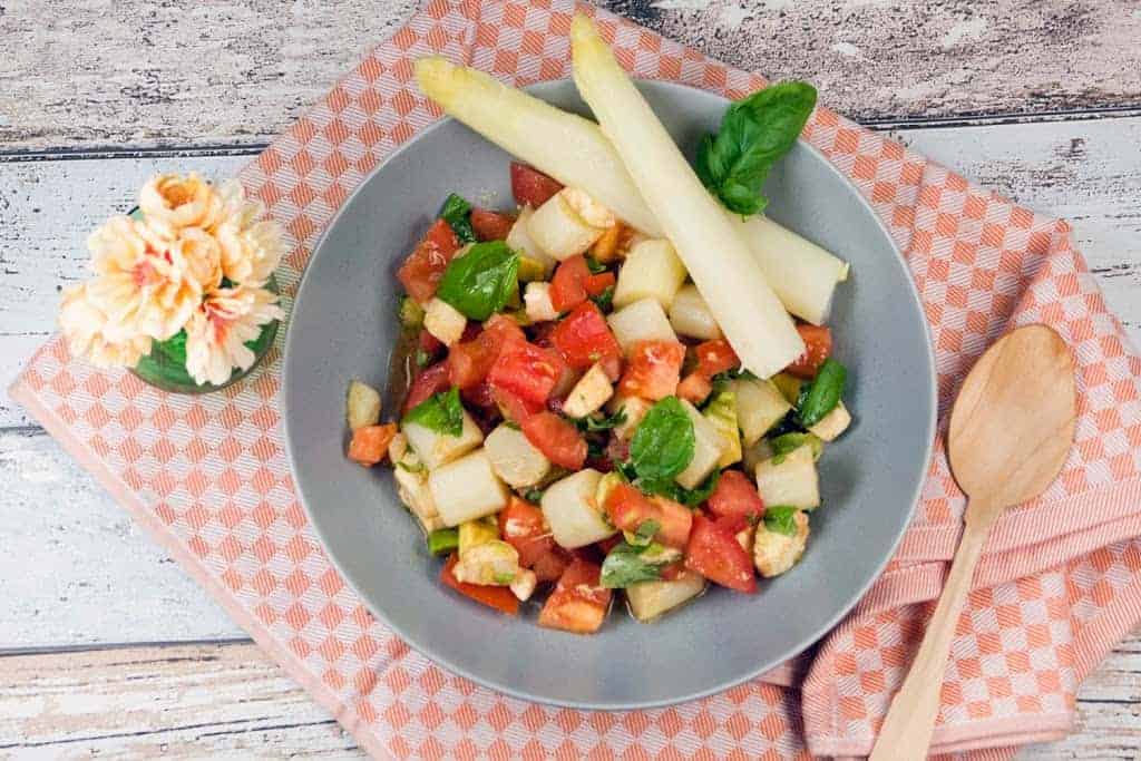 Tomaten Mozzarella Salat mit Spargel und Basilikum