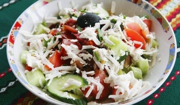 Shopska Salat: eine Spezialität aus der bulgarischen Küche in 3 Schritten