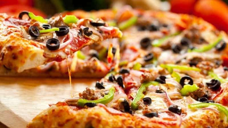 American Pizza selber zubereiten – Rezept für den Teig und die Soße