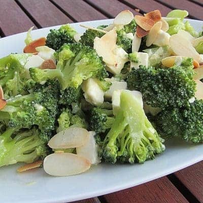 Brokkolisalat mit Mandeln und Feta