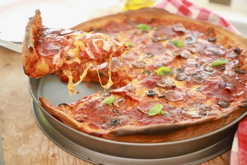 Deep Dish Pizza Mit Fluffigem Boden Nach Amerikanischer Art