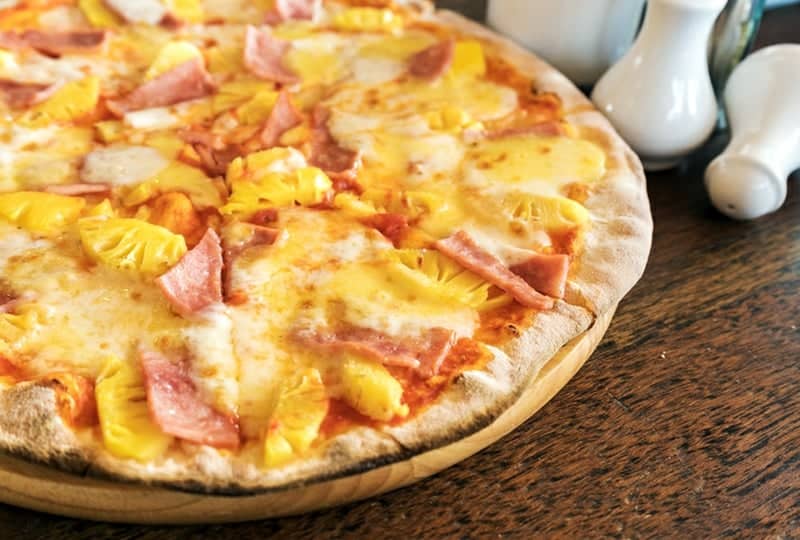 Hawaii Pizza mit Ananasscheiben, Schinken und Käse: super ungewöhnlich ...