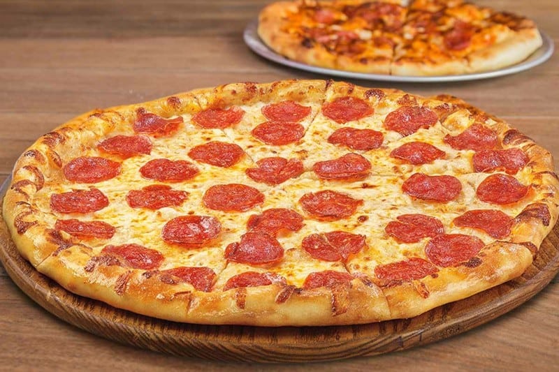 Pepperoni Pizza hausgemacht mit Käse und Basilikum