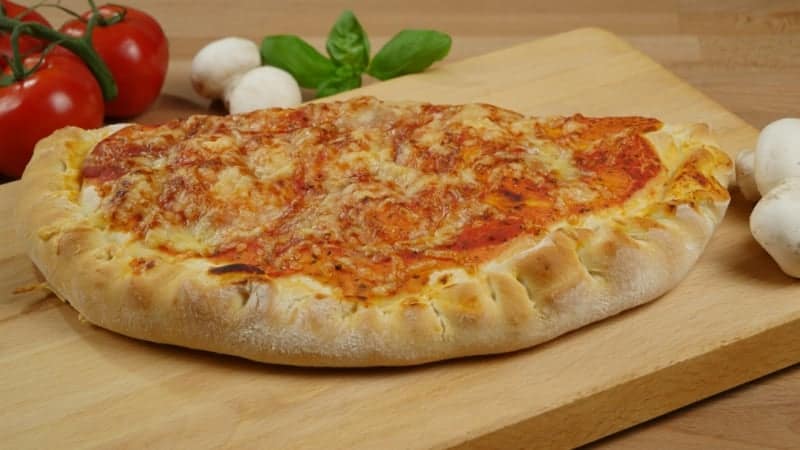 Calzone Pizza mit Schinken und Champignons - unglaublich leichtes Rezept