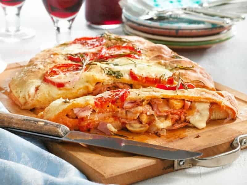 Calzone Pizza mit Schinken und Champignons - leichtes Rezept