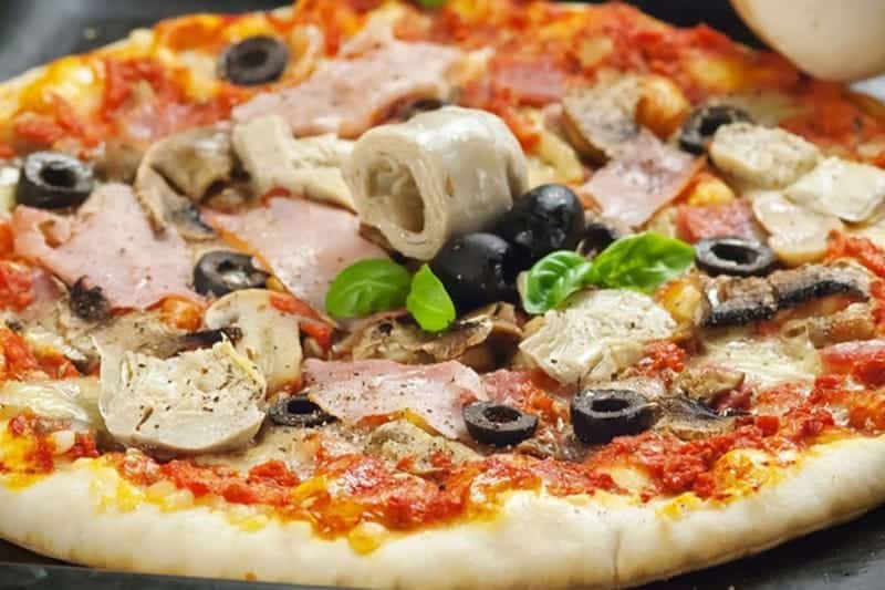 Pizza Capricciosa Das Originalrezept Mit Schinken Und Champignons