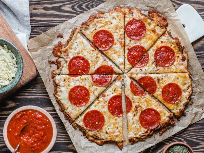 Low carb Pizza mit Pepperoni, Käse und Tomatensoße