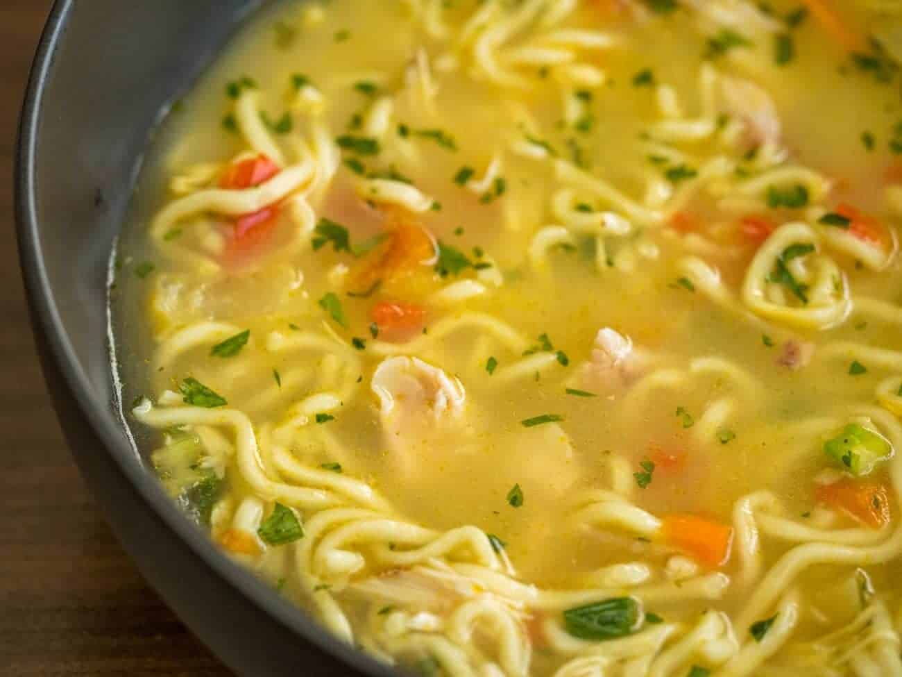 Asiatische Suppe mit Hähnchen & Curry – stark