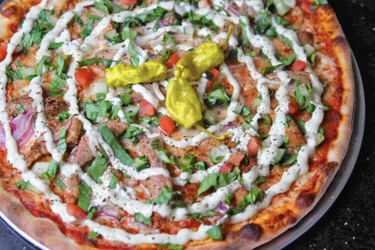 Döner Pizza mit frischen Tomaten und Joghurtsoße Die Rezepte