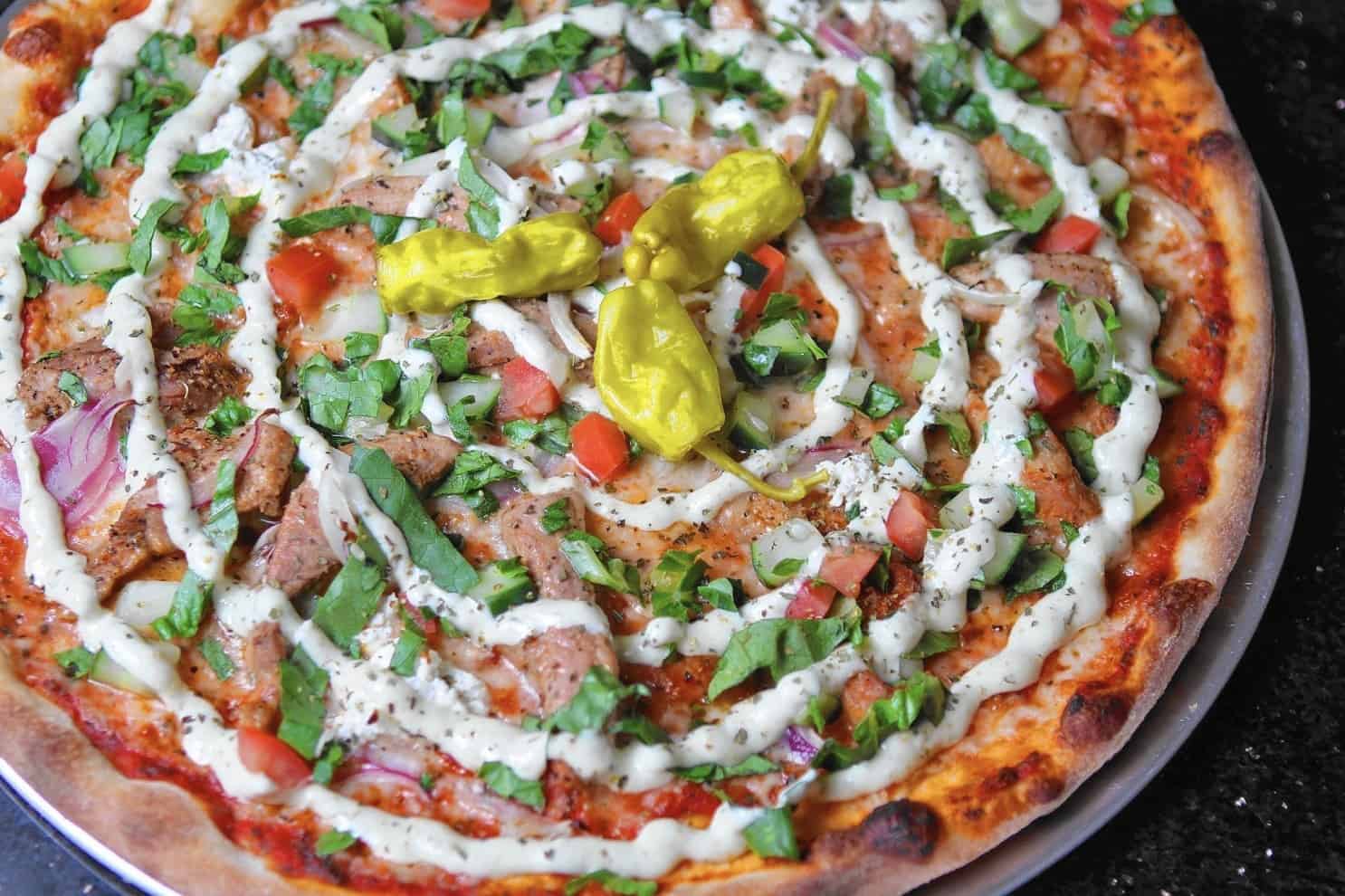Döner Pizza mit frischen Tomaten und Joghurtsoße Die Rezepte