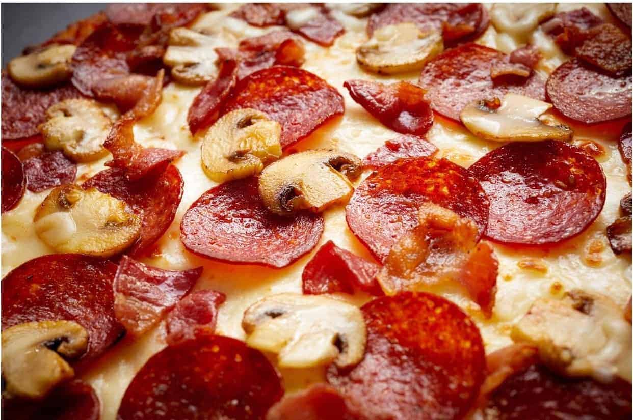 Pizza Salami garniert mit Champignons - Die Rezepte