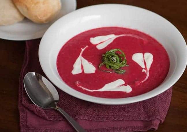 Rote Beete Suppe – frisch, belebend und farbenfroh
