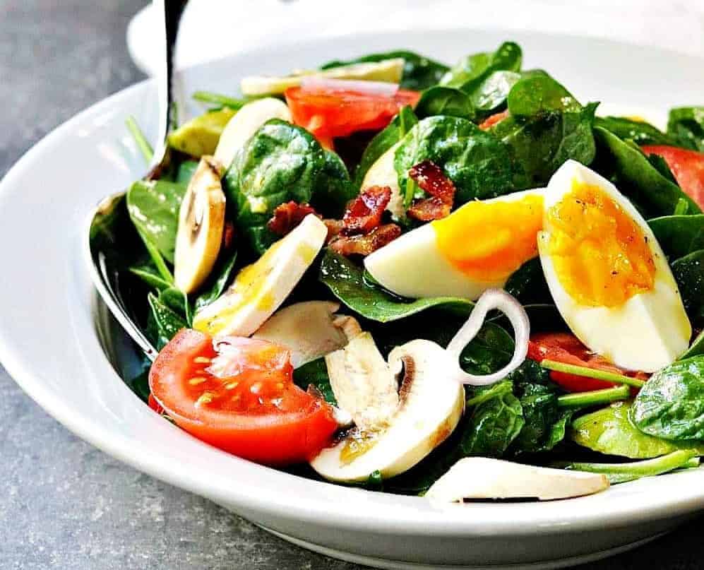 Gesunde Kost mit Spinat Salat – bunt & lecker