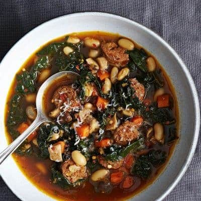 Deftige Suppe mit Grünkohl, Bohnen und Würstchen