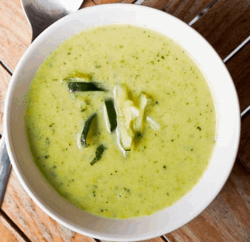 Gekühlte leichte Suppe mit Zucchini – perfekt