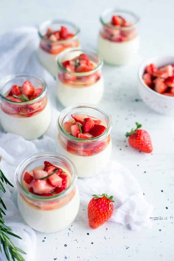 Panna Cotta mit Erdbeeren: ein himmlisch leckeres Dessert in 4 Schritte
