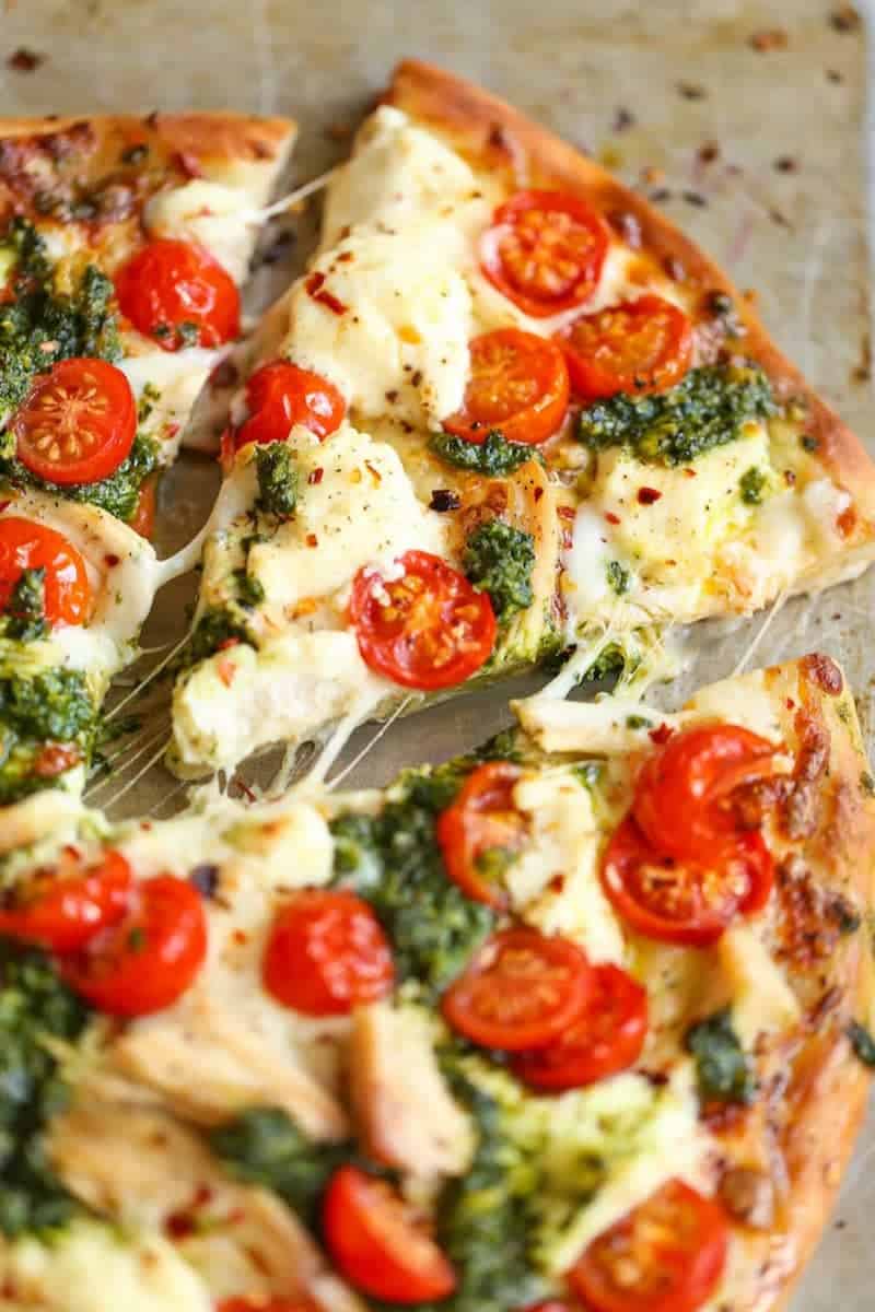 Party Pizza mit Hähnchen und Pesto – fertig in eine halbe Stunde!