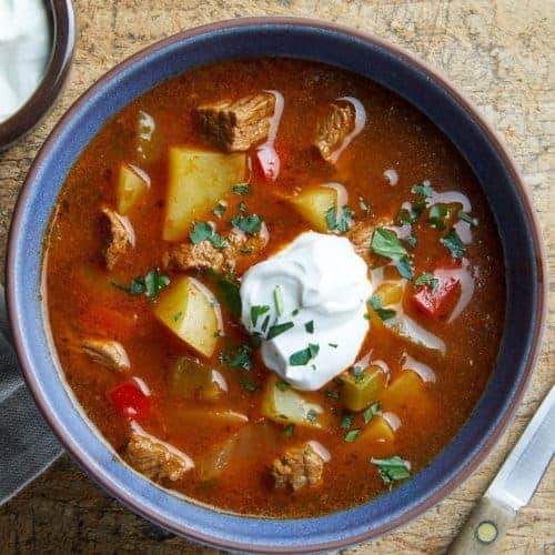 Szegediner Gulasch mit Sauerkraut und Schweinefleisch: einfach himmlisch!