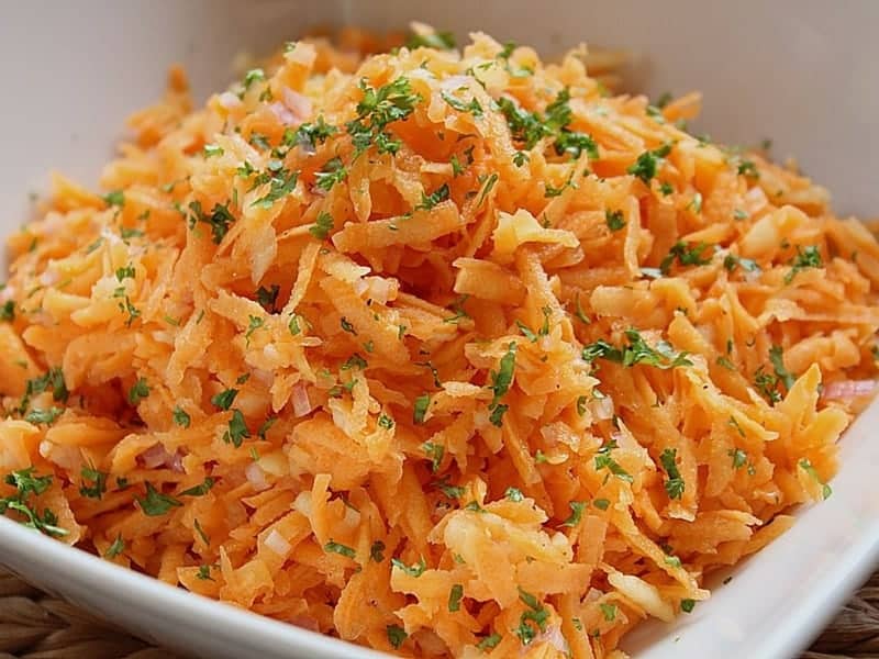 Karottensalat mit sauer-süßem Dressing - leichtes Rezept