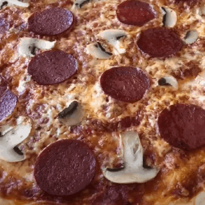 Pizza Salami und Champignons