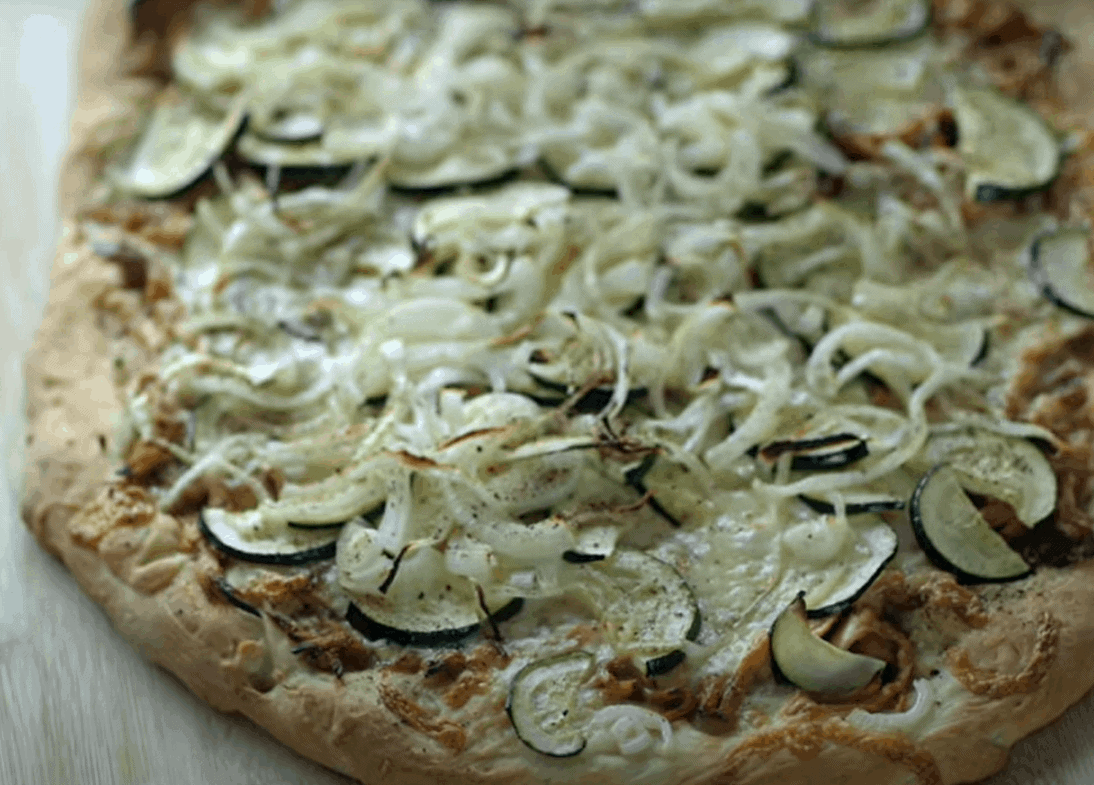Sommerliche Zucchini Pizza – frisch und leicht