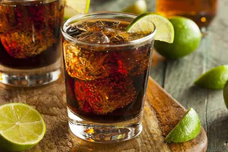 Cuba Libre: ein erfrischender Cocktail mit Rum, Cola und Limettensaft