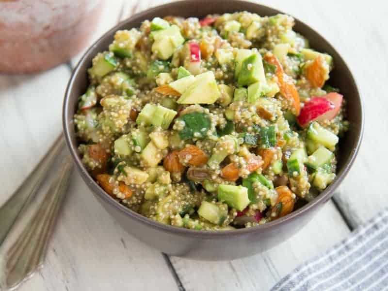 Quinoa Salat mit Radieschen, Avocado und Mandeln
