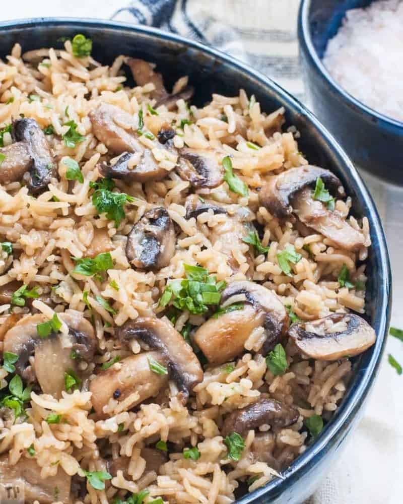 Vegane Reisgerichte: Reis mit Pilzen, Knoblauch und Zwiebeln