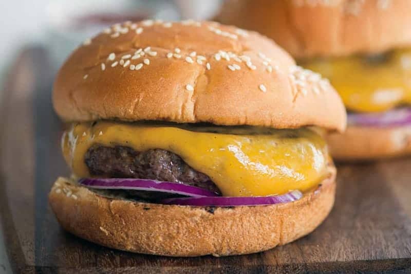 Burger Rezept mit Käse, Rinderhack und Gewürzgurken