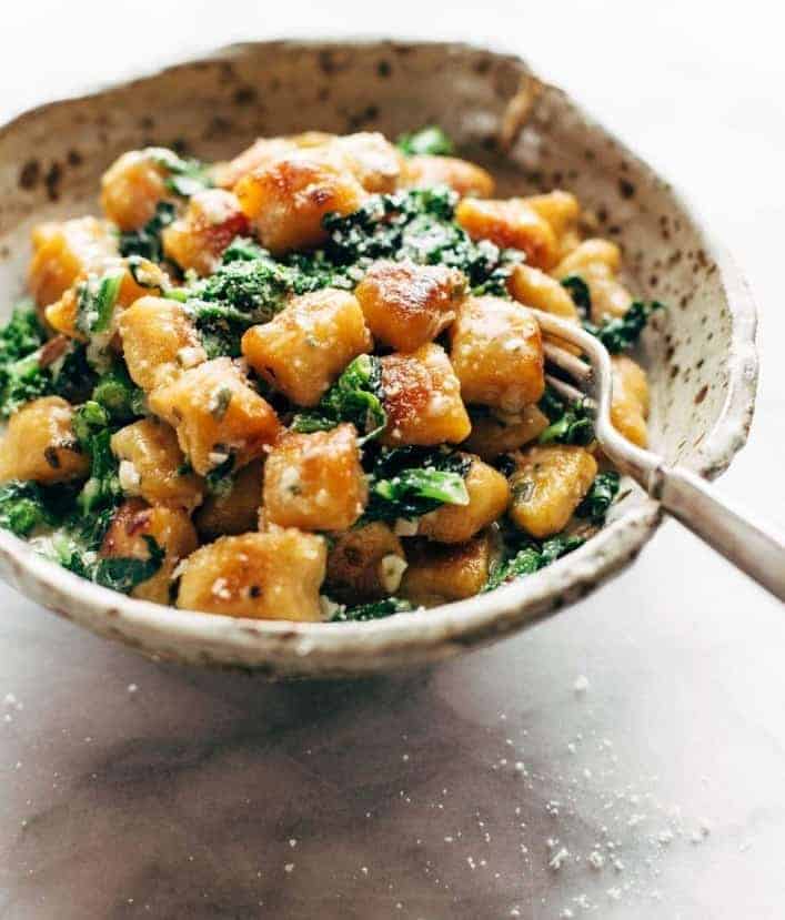 Gnocchi mit Brokkoli-Rabe und Butter-Salbei-Soße – einzigartig und fertig in nur 40 Minuten