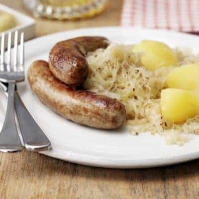 Bratwurst mit Pellkartoffeln und Sauerkraut