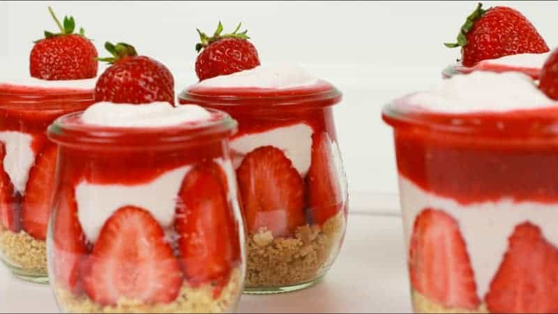 Quark Dessert im Glas mit Butterkeksen und frischen Erdbeeren
