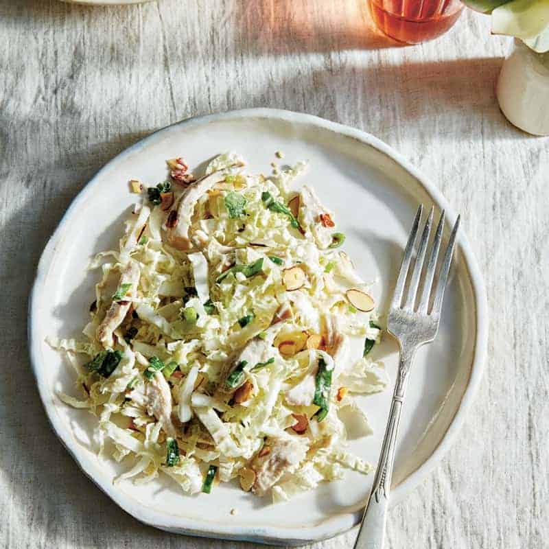 Low carb Mittagessen: Coleslaw Salat mit Hähnchenfleisch