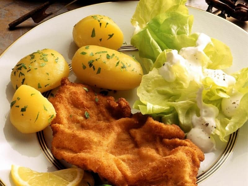 Knuspriges Wiener Schnitzel Mit Gebackenen Kartoffeln