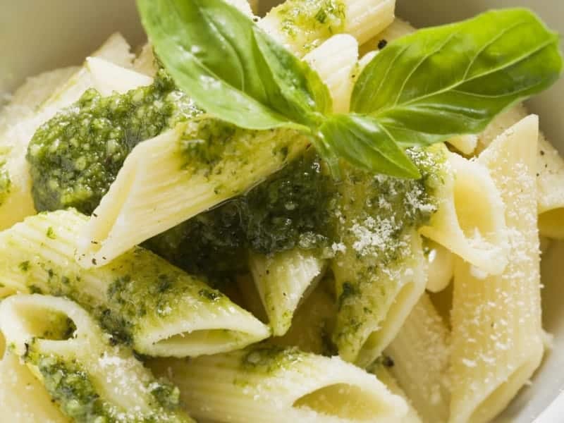 Basilikum Pesto: leichtes und überzeugend leckeres italienisches Rezept