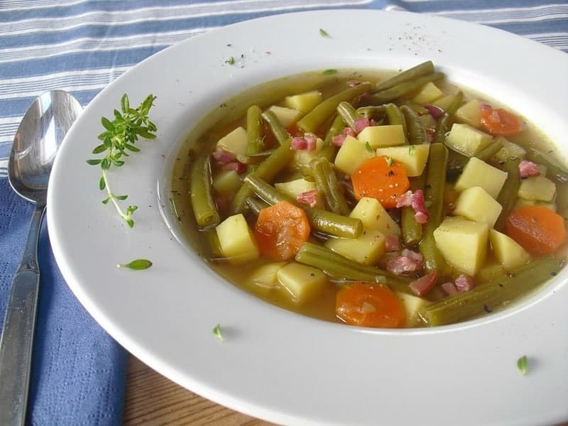 Bohnensuppe mit Kartoffeln und Speck: klassisches Rezept