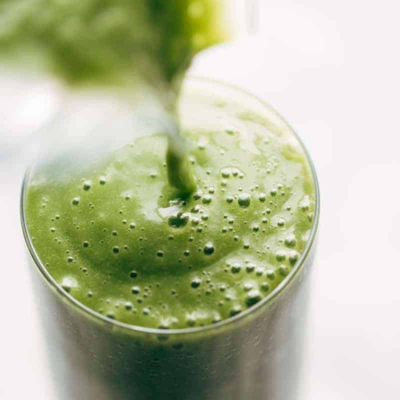 Grüner Smoothie mit Mandelmilch, Spinat und Datteln: lecker & gesund