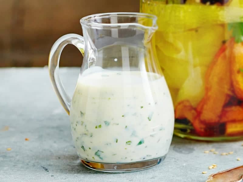 Leichtes Joghurt Dressing für Salate und Fleisch zubereiten