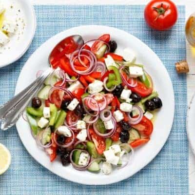 griechischer Salat mit Zwiebeln Oliven Schafskäse