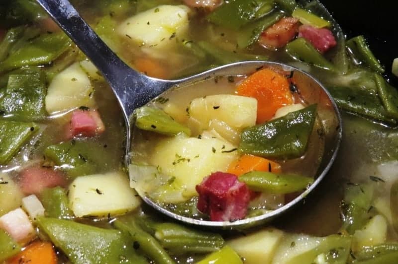 Bohnensuppe mit Kartoffeln und Speck: klassisches Rezept